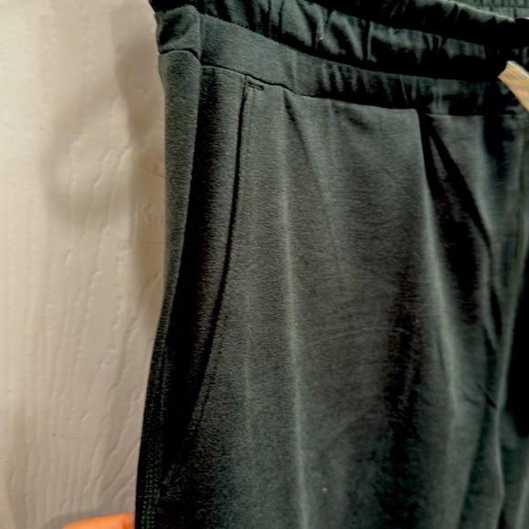 NWT. Vuori women’s joggers. Xs. Aspen Heather color (hunter green) - Picture 4 of 6